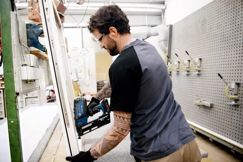 cloueur sans-fil GNH 18V-64 Bosch + chargeur + ProCore 4Ah